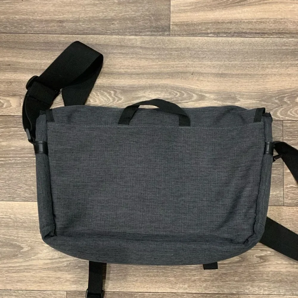Swiss Gear Messenger / Laptop Bag. Adjustable strap Shoulder Pad